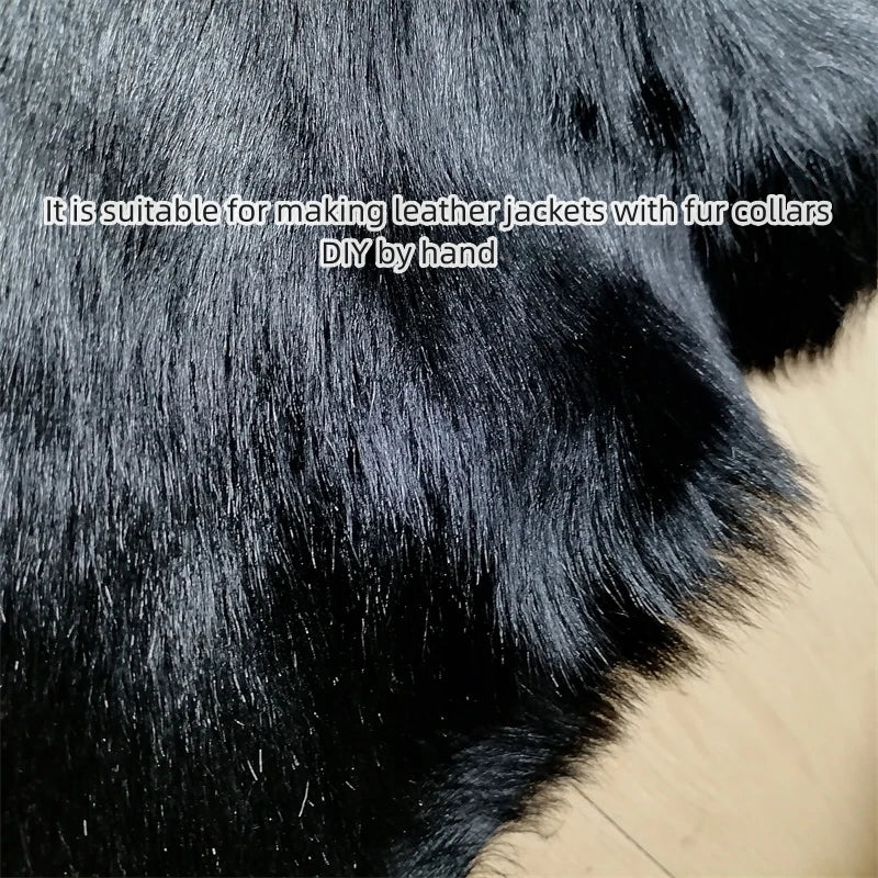 Eine ganze schwarze Schaffellmatte. Sofakissen aus Wolle. Eine einteilige Pelzmatte für den Schlafzimmerhocker. Pelzkragen für Lederjacke So ist Leben