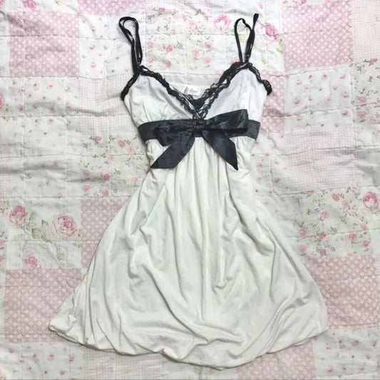 Einfarbiges Kleid mit Schleife und Dekoration, modisches Spitzenrand, lässiges Y2K-Top, emotionales Mädchen, urbane Schönheit, schickes, schlankes, süßes Straßenfrauenkleid So ist Leben