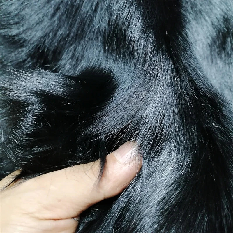 Eine ganze schwarze Schaffellmatte. Sofakissen aus Wolle. Eine einteilige Pelzmatte für den Schlafzimmerhocker. Pelzkragen für Lederjacke So ist Leben
