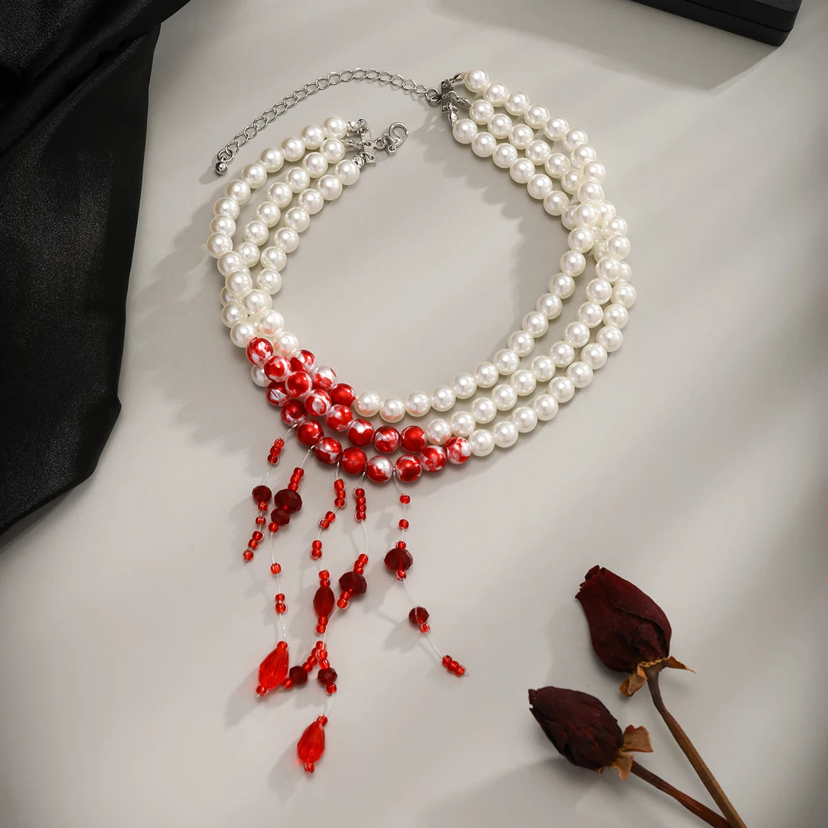 Mehrschichtige Vintage rote Blutmuster Imitation Perle Quaste Anhänger Halskette für Frauen Goth Kristall Perlenkette Halloween Schmuck So ist Leben