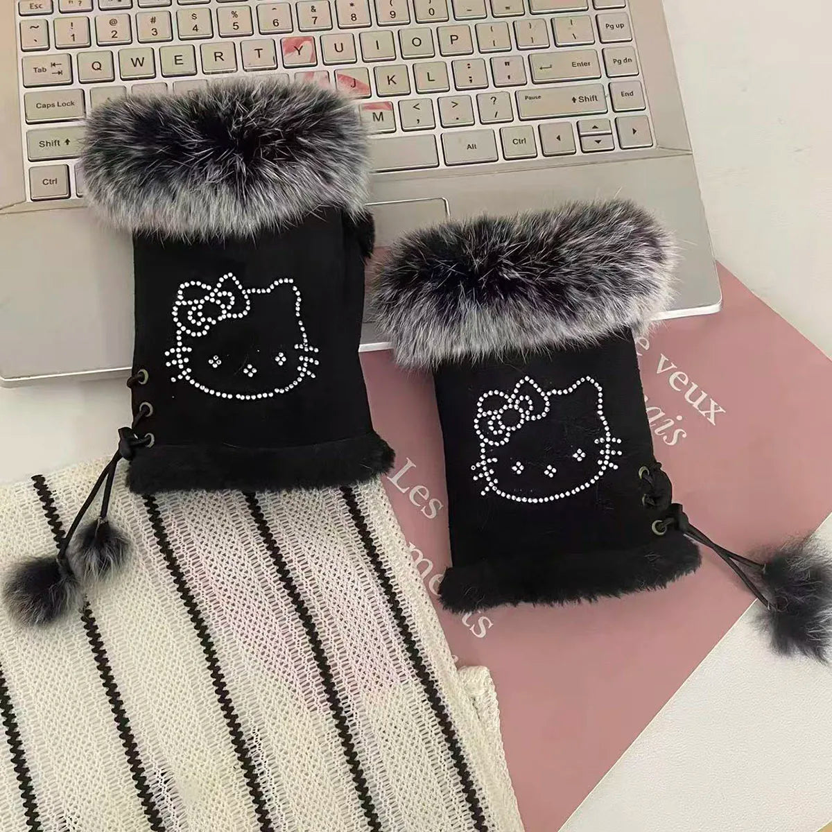 Sanrio Hello Kitty Leder-Halbfinger-Handschuhe aus Kaninchenfell, warme Winter- und süße Handschuhe, die kältebeständige Handschuhe schreiben So ist Leben