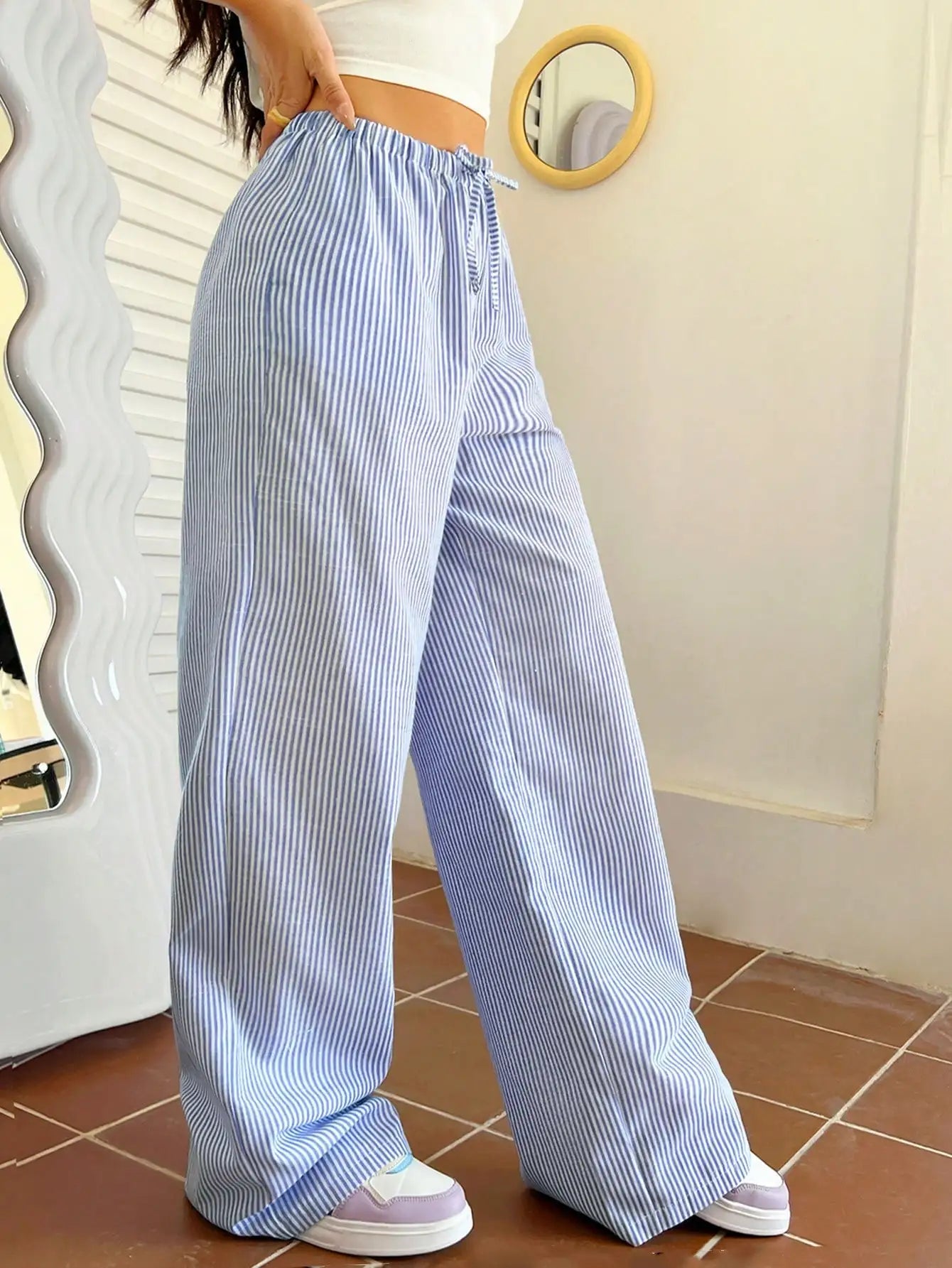 Blau-weiß gestreifte Hose mit weitem Bein, lässige Hose mit elastischem Bund und Kordelzug, lockere und bequeme Hose. So ist Leben