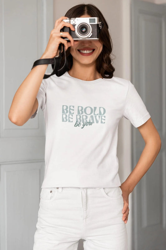 T-Shirt mit inspirierendem Zitat „Empowering Brave & Bold“ - So ist Leben
