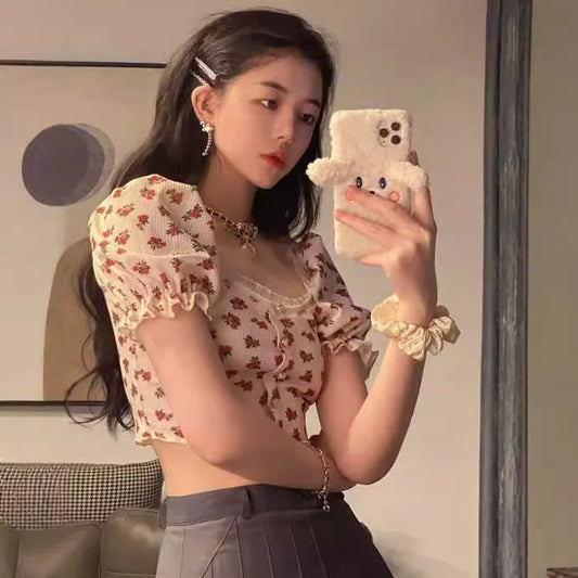 Sommer 2025, Retro-Blumenmuster, kurzes T-Shirt, Spicy Girl, Blasenärmel, quadratischer Kragen, Bauchnabel, entblößte Polyesterfaser, frisch, süß... So ist Leben