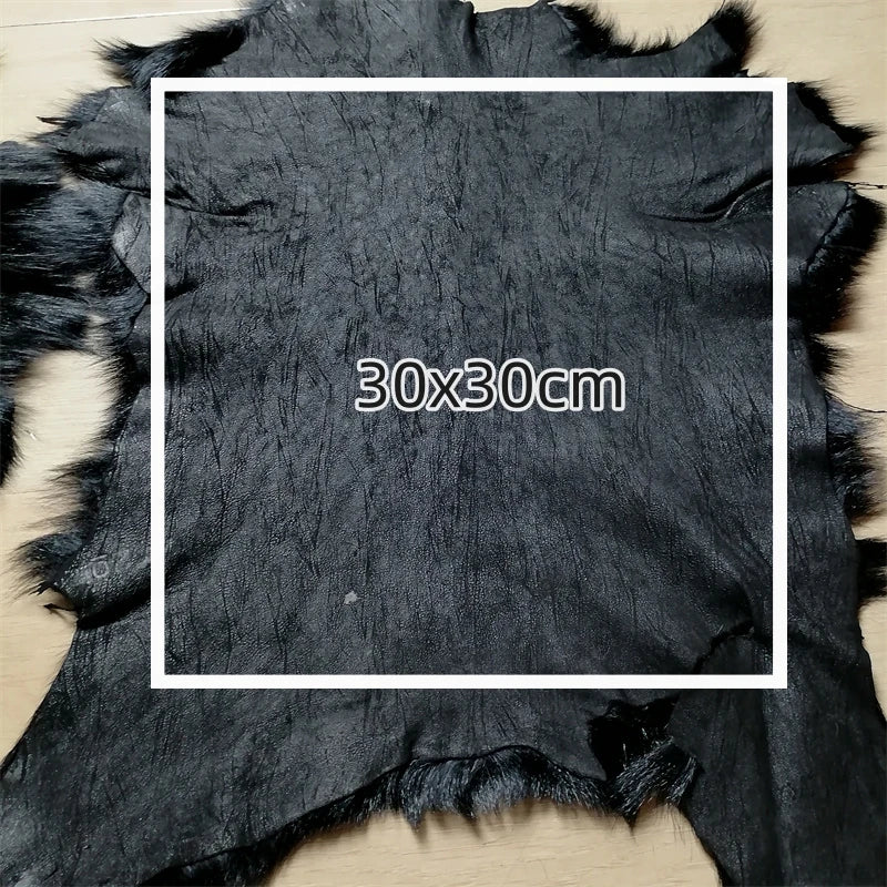 Eine ganze schwarze Schaffellmatte. Sofakissen aus Wolle. Eine einteilige Pelzmatte für den Schlafzimmerhocker. Pelzkragen für Lederjacke So ist Leben