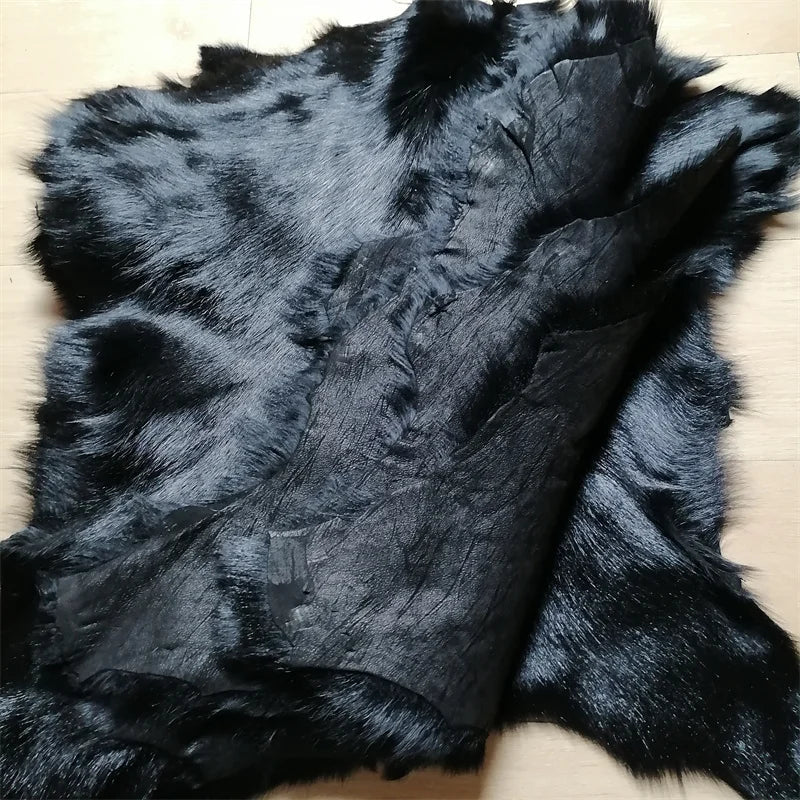 Eine ganze schwarze Schaffellmatte. Sofakissen aus Wolle. Eine einteilige Pelzmatte für den Schlafzimmerhocker. Pelzkragen für Lederjacke So ist Leben