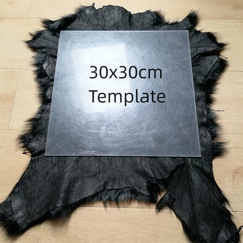 Eine ganze schwarze Schaffellmatte. Sofakissen aus Wolle. Eine einteilige Pelzmatte für den Schlafzimmerhocker. Pelzkragen für Lederjacke So ist Leben