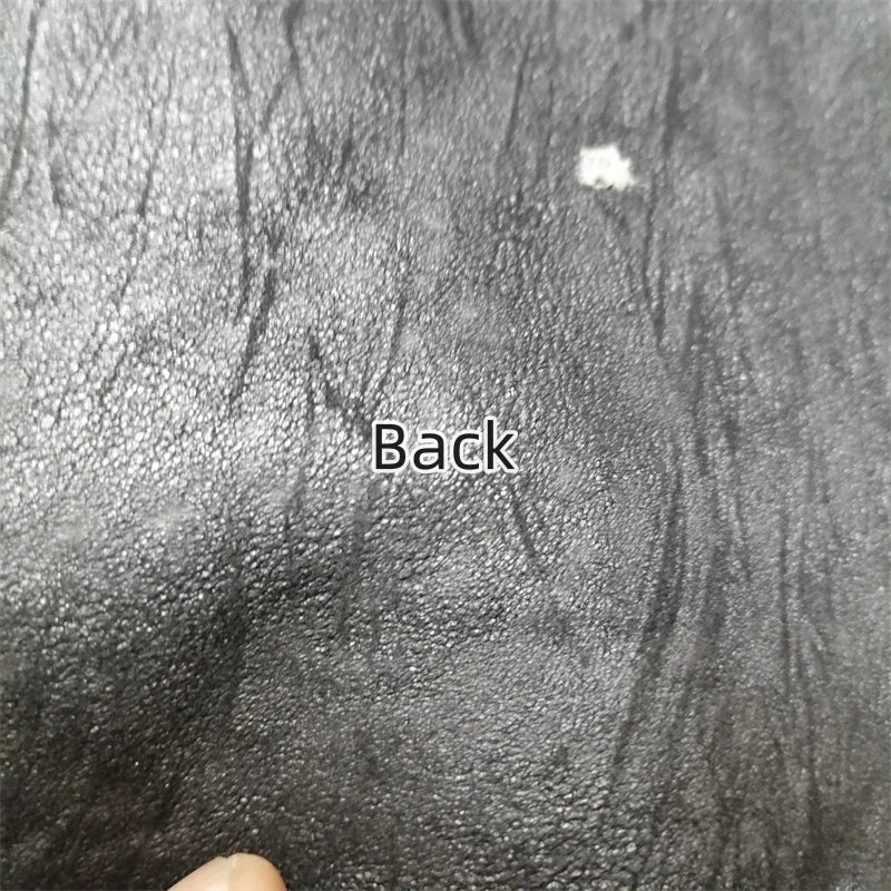 Eine ganze schwarze Schaffellmatte. Sofakissen aus Wolle. Eine einteilige Pelzmatte für den Schlafzimmerhocker. Pelzkragen für Lederjacke So ist Leben