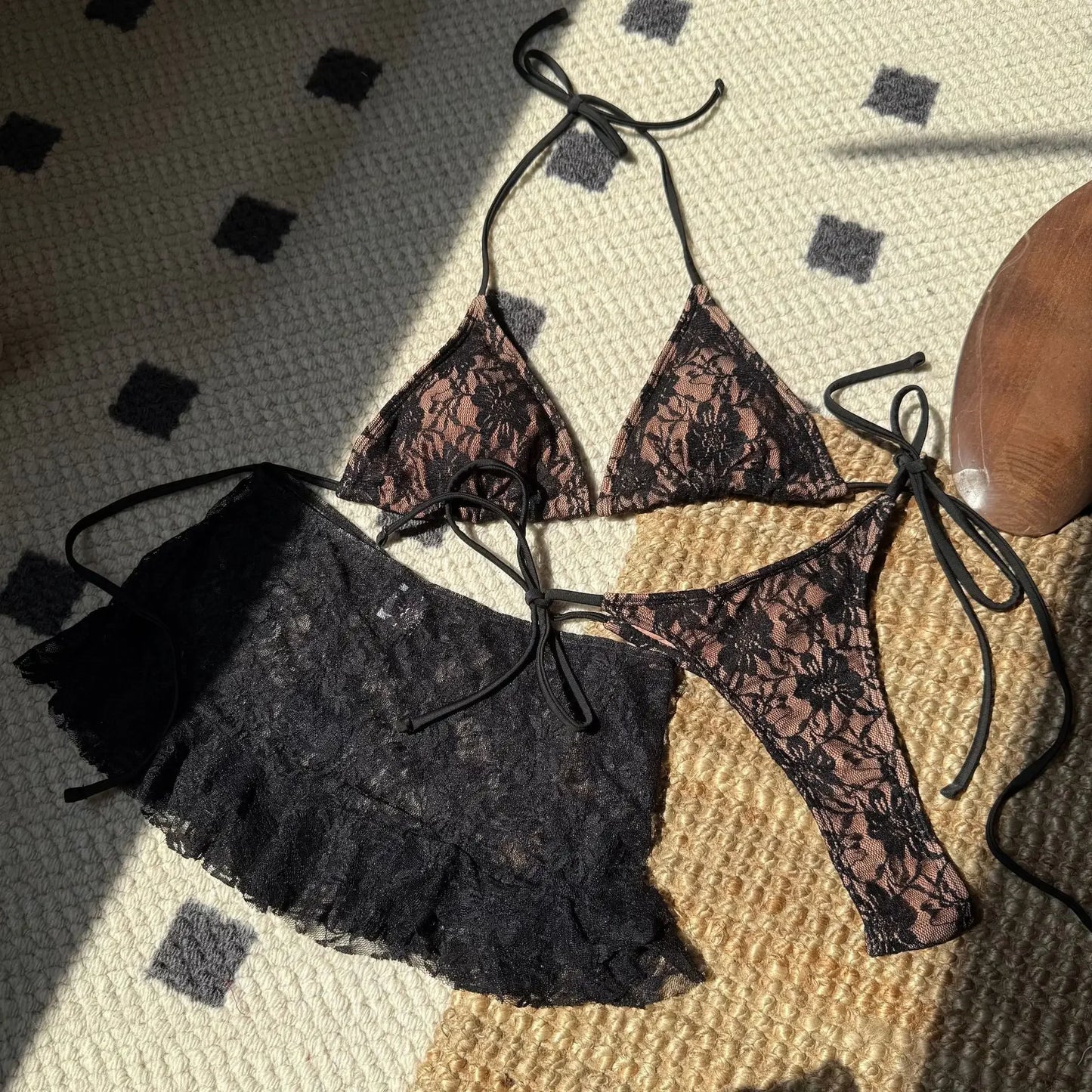 Sexy Spitze Micro Mini String Neckholder Krawatte Bikinis Sets 3 Stück mit Rüschen Minirock Schwarz Rot Farbe Bademode Badeanzug Badeanzug So ist Leben