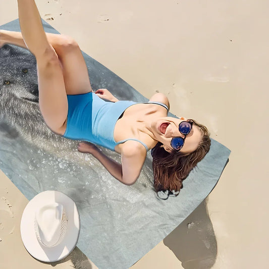 Mikrofaser‑Strandtuch mit Wolfmotiv für Pool & Urlaub