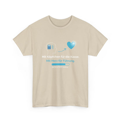 T-Shirt — „Mit Köpfchen für die Kasse. Mit Herz für Führung.“ German Leadership Statement Tee - So ist Leben