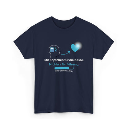 T-Shirt — „Mit Köpfchen für die Kasse. Mit Herz für Führung.“ German Leadership Statement Tee - So ist Leben