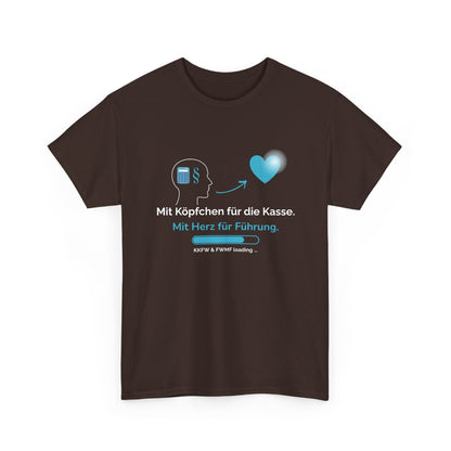 T-Shirt — „Mit Köpfchen für die Kasse. Mit Herz für Führung.“ German Leadership Statement Tee - So ist Leben