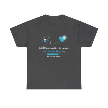 T-Shirt — „Mit Köpfchen für die Kasse. Mit Herz für Führung.“ German Leadership Statement Tee - So ist Leben