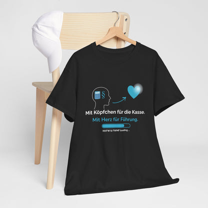 T-Shirt — „Mit Köpfchen für die Kasse. Mit Herz für Führung.“ German Leadership Statement Tee - So ist Leben