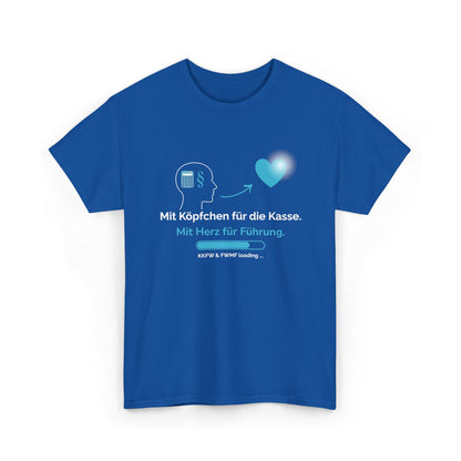T-Shirt — „Mit Köpfchen für die Kasse. Mit Herz für Führung.“ German Leadership Statement Tee - So ist Leben