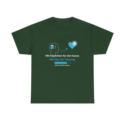 T-Shirt — „Mit Köpfchen für die Kasse. Mit Herz für Führung.“ German Leadership Statement Tee - So ist Leben