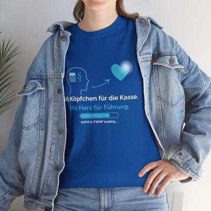 T-Shirt — „Mit Köpfchen für die Kasse. Mit Herz für Führung.“ German Leadership Statement Tee - So ist Leben