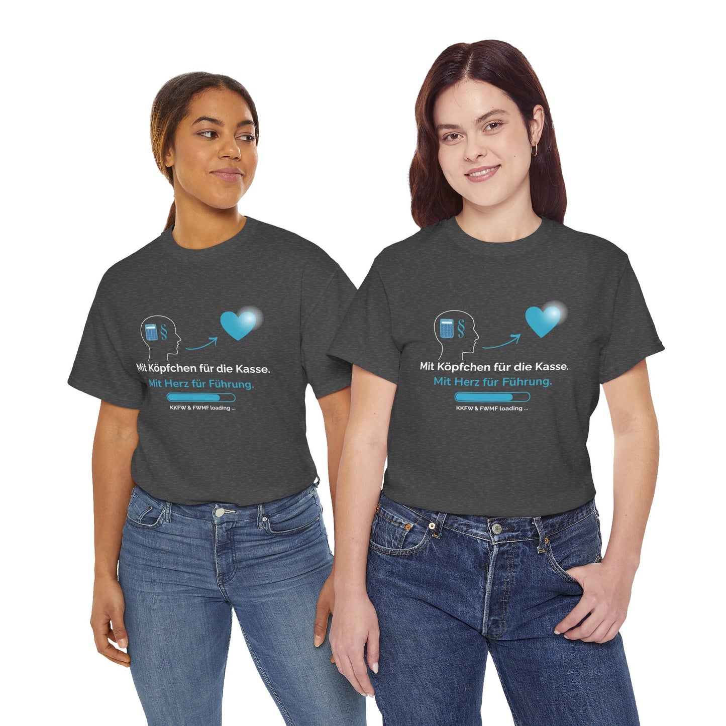 T-Shirt — „Mit Köpfchen für die Kasse. Mit Herz für Führung.“ German Leadership Statement Tee - So ist Leben