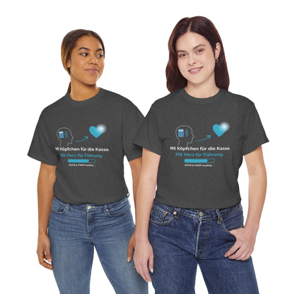T-Shirt — „Mit Köpfchen für die Kasse. Mit Herz für Führung.“ German Leadership Statement Tee - So ist Leben
