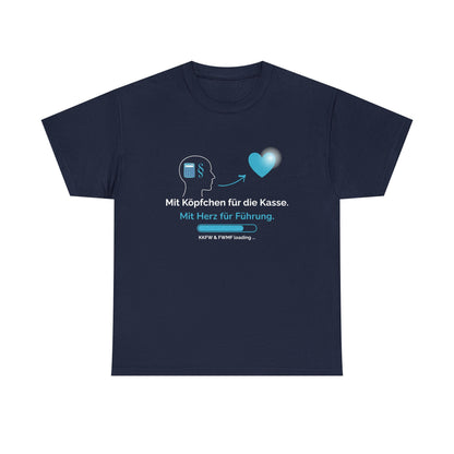 T-Shirt — „Mit Köpfchen für die Kasse. Mit Herz für Führung.“ German Leadership Statement Tee - So ist Leben