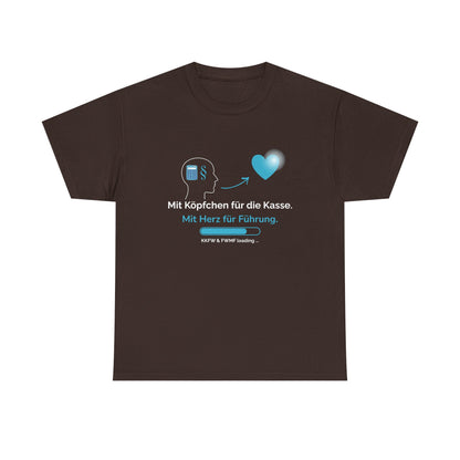 T-Shirt — „Mit Köpfchen für die Kasse. Mit Herz für Führung.“ German Leadership Statement Tee - So ist Leben