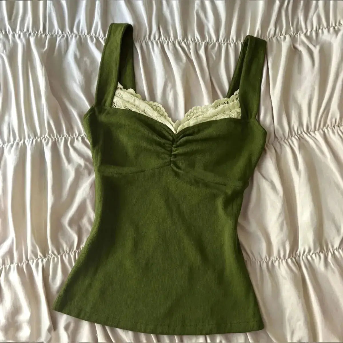 Sommerliches Vintage-Top aus olivgrüner Spitze mit Neckholder-Ausschnitt, sinnlich, weich, modisch, trendig, schlank machend und vielseitig, perfekt für jeden Anlass, Y2K. So ist Leben