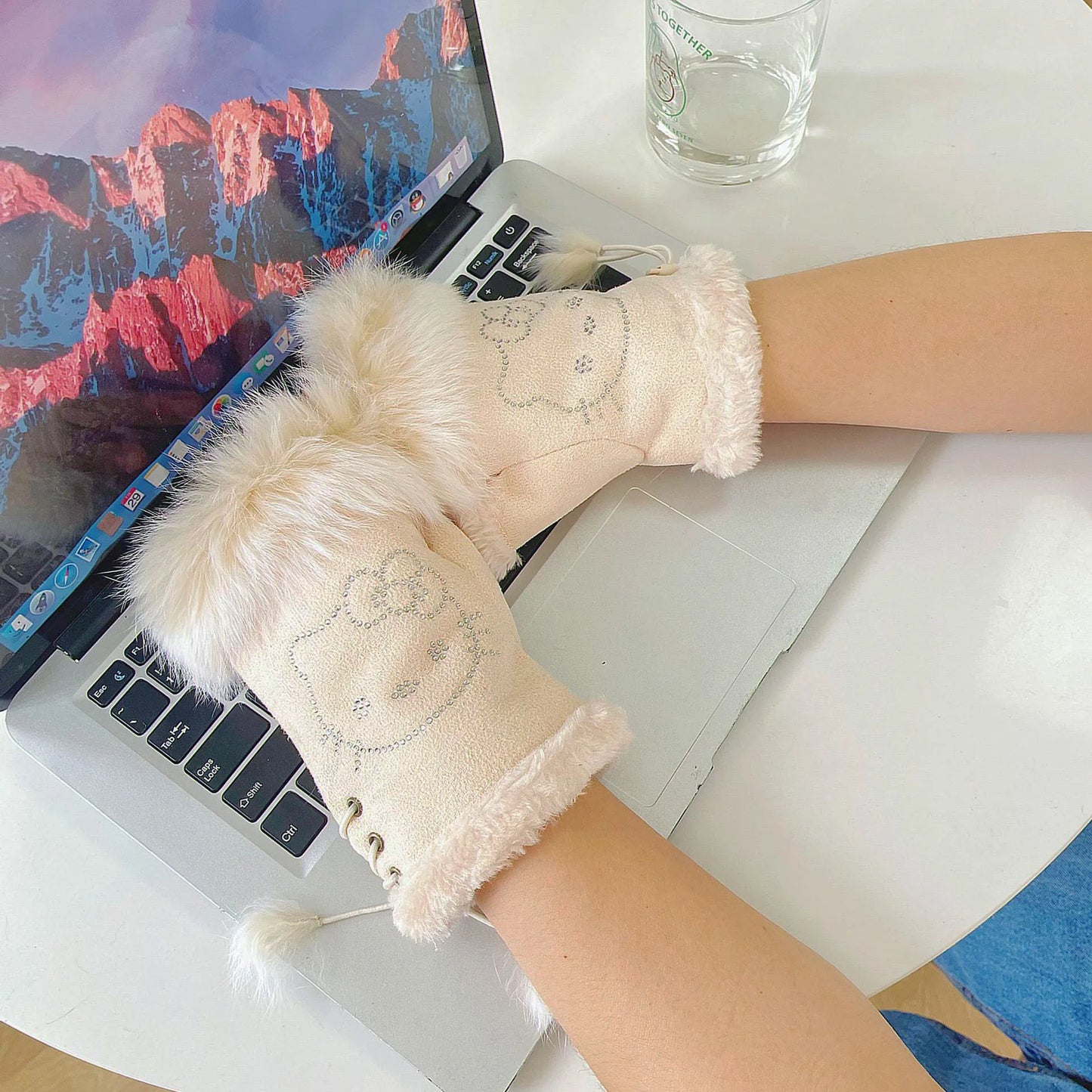 Sanrio Hello Kitty Leder-Halbfinger-Handschuhe aus Kaninchenfell, warme Winter- und süße Handschuhe, die kältebeständige Handschuhe schreiben So ist Leben