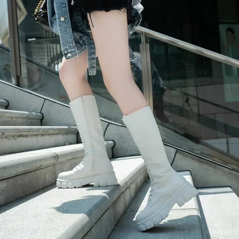 Damen-Stiefel mit mittlerer Wade, gepolsterte Schuhe, kniehohe Winter-Sneaker, Punk-Stil, Militär, lässig, Weiß, Schwarz, 2024, luxuriöse Plattform für Damen So ist Leben
