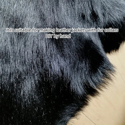 Eine ganze schwarze Schaffellmatte. Sofakissen aus Wolle. Eine einteilige Pelzmatte für den Schlafzimmerhocker. Pelzkragen für Lederjacke So ist Leben