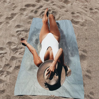 Mikrofaser‑Strandtuch mit Wolfmotiv für Pool & Urlaub