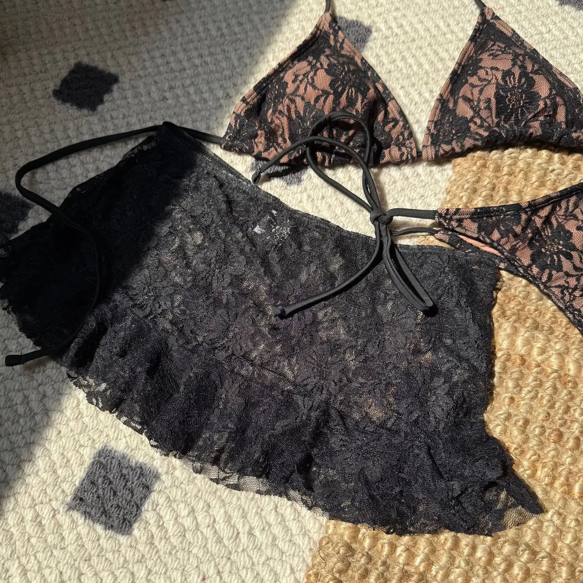Sexy Spitze Micro Mini String Neckholder Krawatte Bikinis Sets 3 Stück mit Rüschen Minirock Schwarz Rot Farbe Bademode Badeanzug Badeanzug So ist Leben