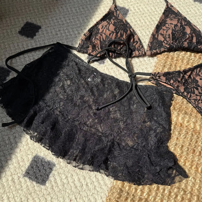 Sexy Spitze Micro Mini String Neckholder Krawatte Bikinis Sets 3 Stück mit Rüschen Minirock Schwarz Rot Farbe Bademode Badeanzug Badeanzug So ist Leben