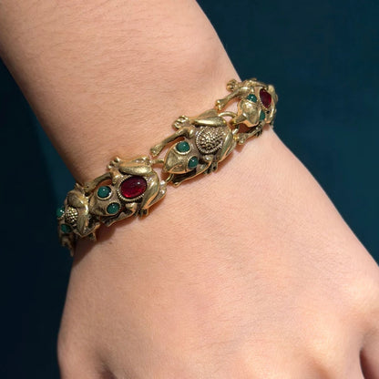 Vintage-Schmuck Antik-Goldfarbene Kröten-Armbänder für Damen Charm-Kette Naturstein Rot Luxuriöses Designer-Halloween-Modell 2026 So ist Leben