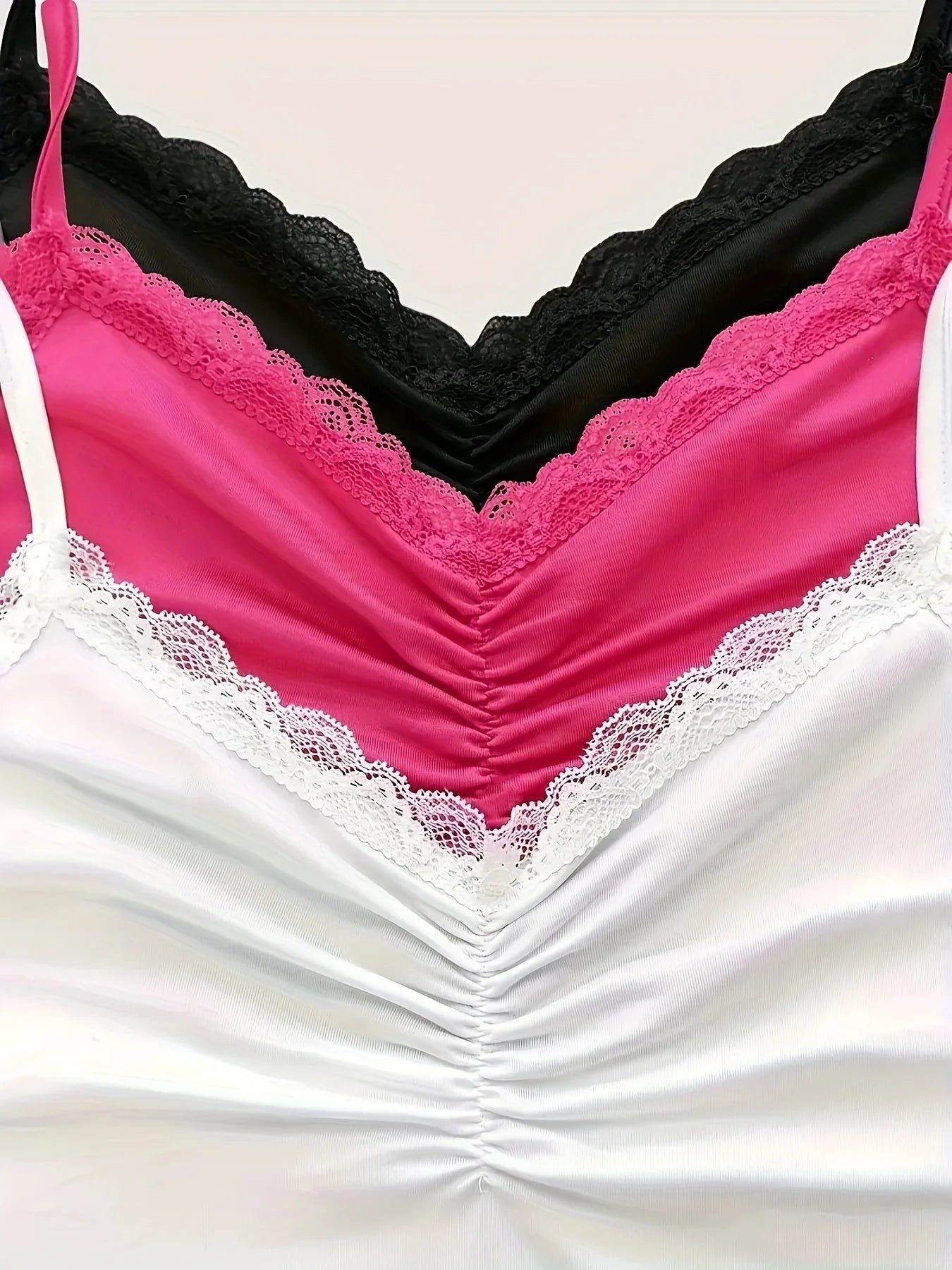 3-teiliges Damen-Set: Elegantes Cami-Top mit Spitzenbesatz, V-Ausschnitt, geraffter Vorderseite, Spaghettiträgern, schmal geschnitten, einfarbig, weich, dehnbar, Basic-Camisole So ist Leben