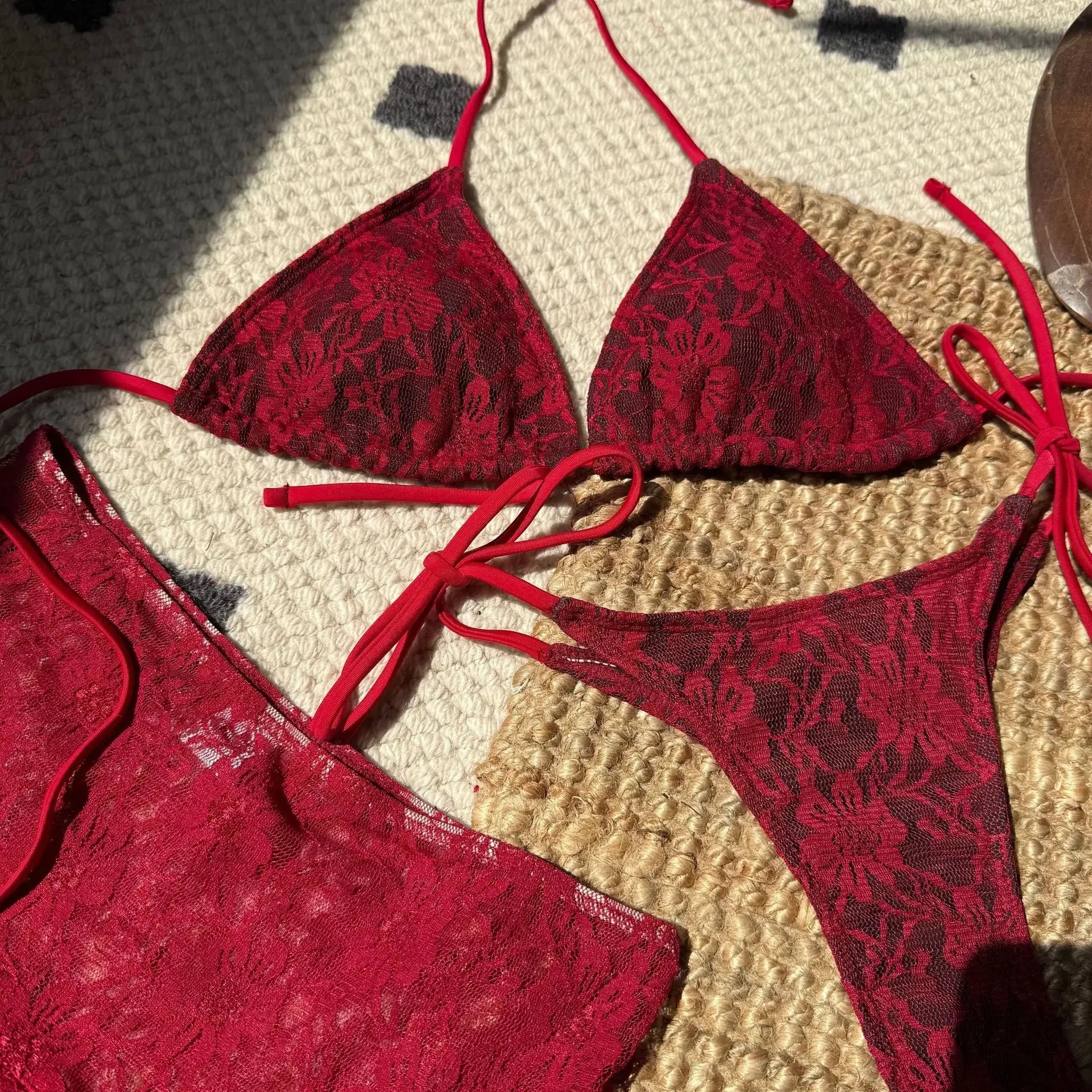 Sexy Spitze Micro Mini String Neckholder Krawatte Bikinis Sets 3 Stück mit Rüschen Minirock Schwarz Rot Farbe Bademode Badeanzug Badeanzug So ist Leben