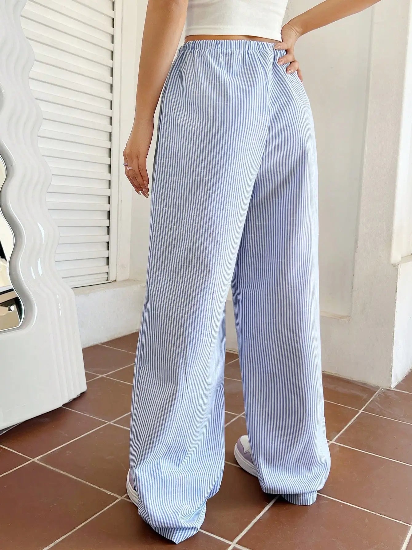 Blau-weiß gestreifte Hose mit weitem Bein, lässige Hose mit elastischem Bund und Kordelzug, lockere und bequeme Hose. So ist Leben
