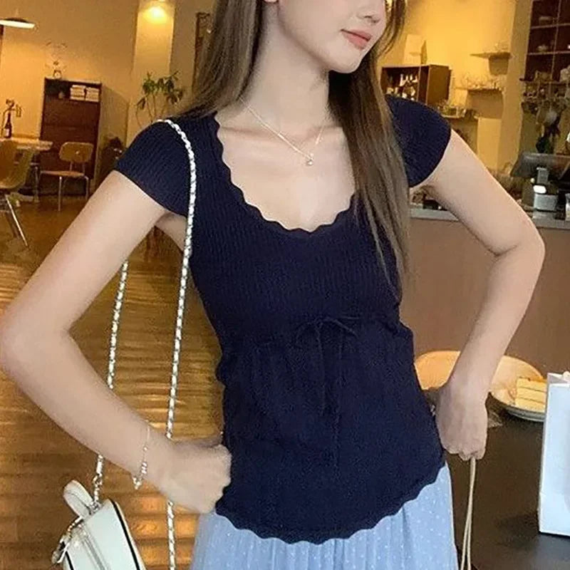 Pure Desire Style Ausgeschnittenes, gestricktes U-Ausschnitt-Oberteil mit kurzen Ärmeln, schmal geschnitten, Sommer-Design mit Gürtel, Stoff aus Polyesterfaser-Mischgewebe So ist Leben