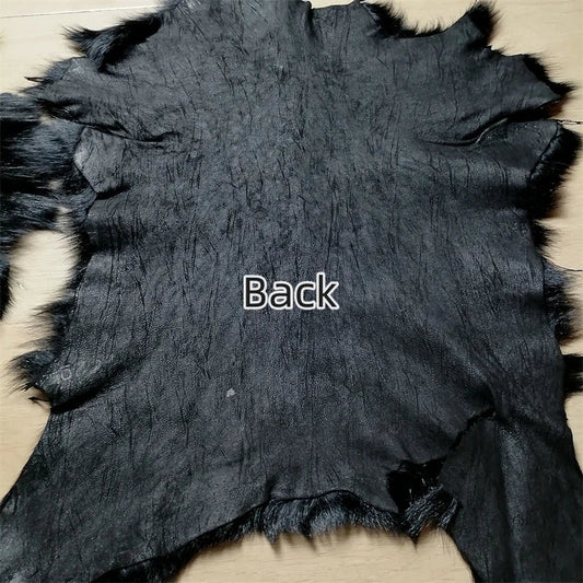 Eine ganze schwarze Schaffellmatte. Sofakissen aus Wolle. Eine einteilige Pelzmatte für den Schlafzimmerhocker. Pelzkragen für Lederjacke So ist Leben