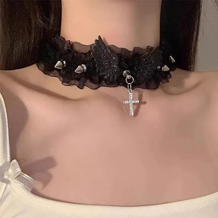 Gothic Spitze Halskette mit Schleife und Herzdetail - So ist Leben