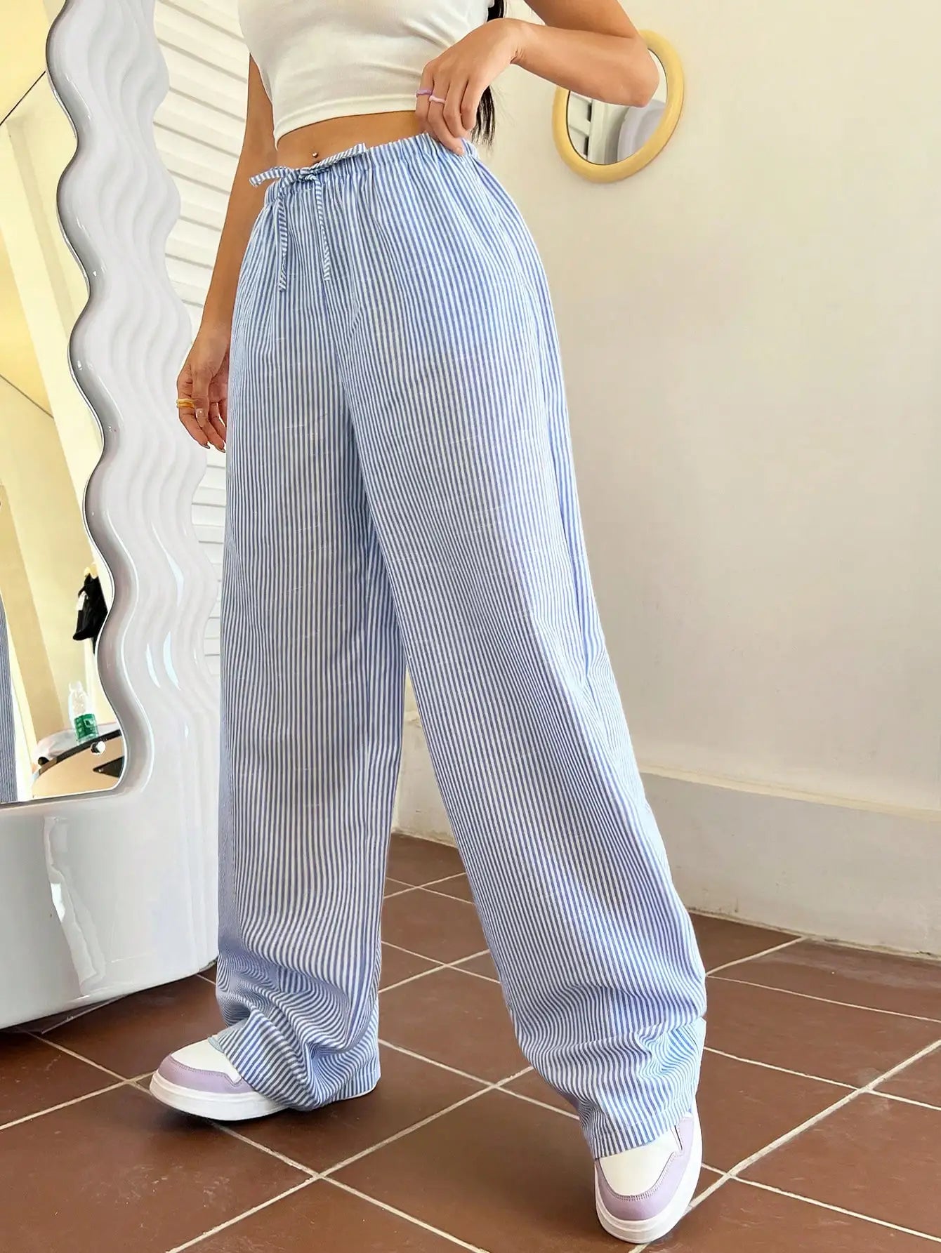 Blau-weiß gestreifte Hose mit weitem Bein, lässige Hose mit elastischem Bund und Kordelzug, lockere und bequeme Hose. So ist Leben