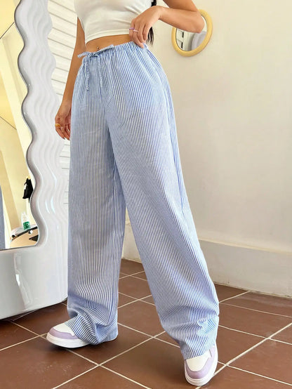 Blau-weiß gestreifte Hose mit weitem Bein, lässige Hose mit elastischem Bund und Kordelzug, lockere und bequeme Hose. So ist Leben
