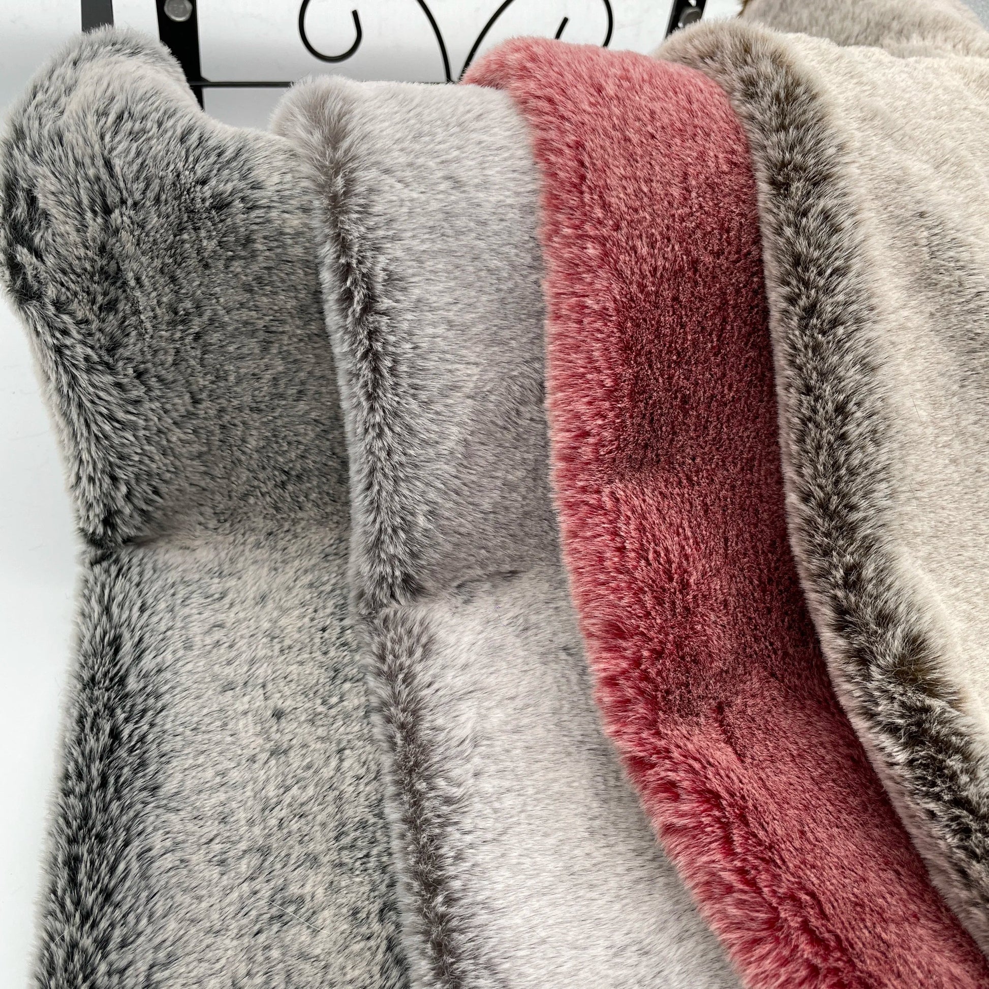 1 cm Haarhöhe Frost auf weißem Gras Weißes spitzes Fell Nachahmung Otter Kaninchenfell Warmer langer Plüschstoff DIY Kleidungsstoff So ist Leben