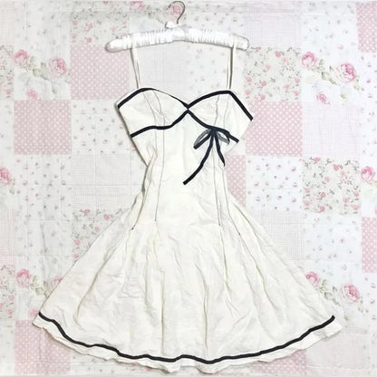 Einfarbiges Kleid mit Schleife und Dekoration, modisches Spitzenrand, lässiges Y2K-Top, emotionales Mädchen, urbane Schönheit, schickes, schlankes, süßes Straßenfrauenkleid So ist Leben