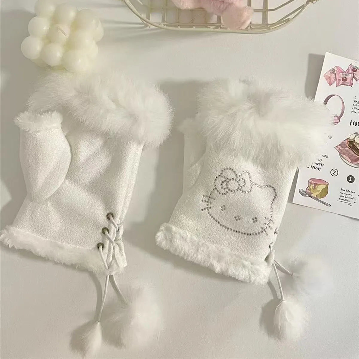 Sanrio Hello Kitty Leder-Halbfinger-Handschuhe aus Kaninchenfell, warme Winter- und süße Handschuhe, die kältebeständige Handschuhe schreiben So ist Leben