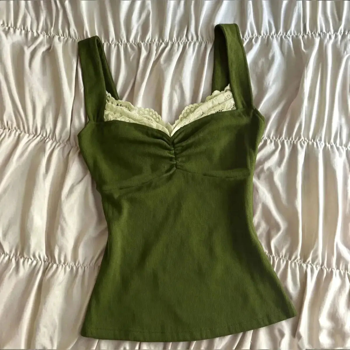 Sommerliches Vintage-Top aus olivgrüner Spitze mit Neckholder-Ausschnitt, sinnlich, weich, modisch, trendig, schlank machend und vielseitig, perfekt für jeden Anlass, Y2K. So ist Leben