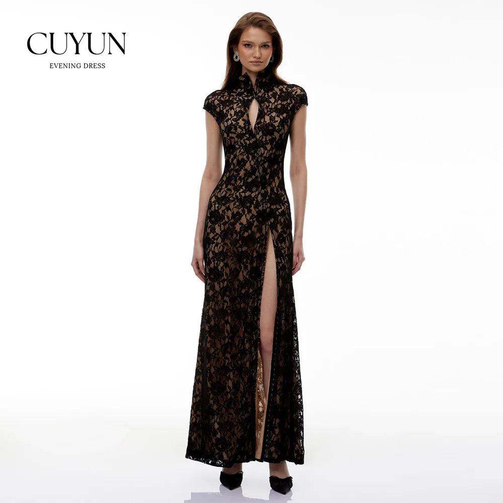 CUYUN Elegantes Schwarzes Abendkleid mit Blumenspitze, Stehkragen, hohem Schlitz, Meerjungfrauenrock, Stretch-Spitze, figurbetontes Maxikleid für Cocktail- und Abschlussball. So ist Leben