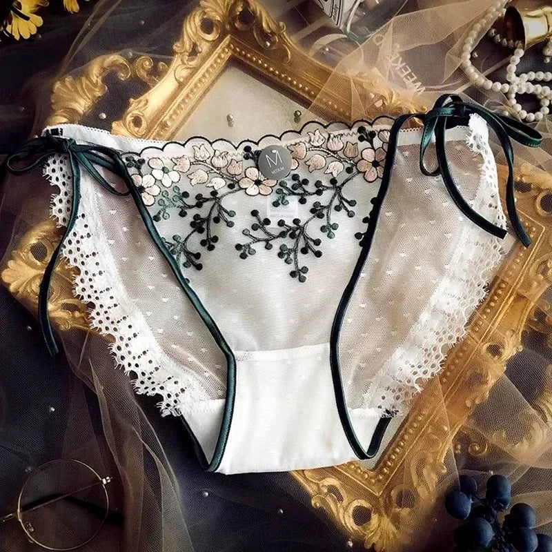 Damen Slip mit Spitze und modernem Blumenmuster - So ist Leben