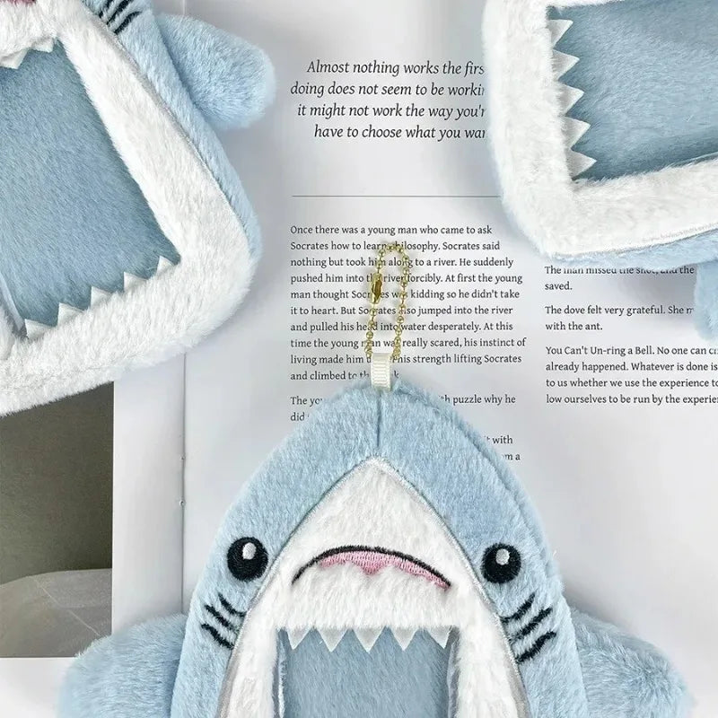 Cartoon Haie Plüsch Kartenhalter Schlüsselanhänger Niedliches Idol Fotokarten Display Anhänger Kartenhülle Schutzhülle Kartenhülle Geschenke So ist Leben