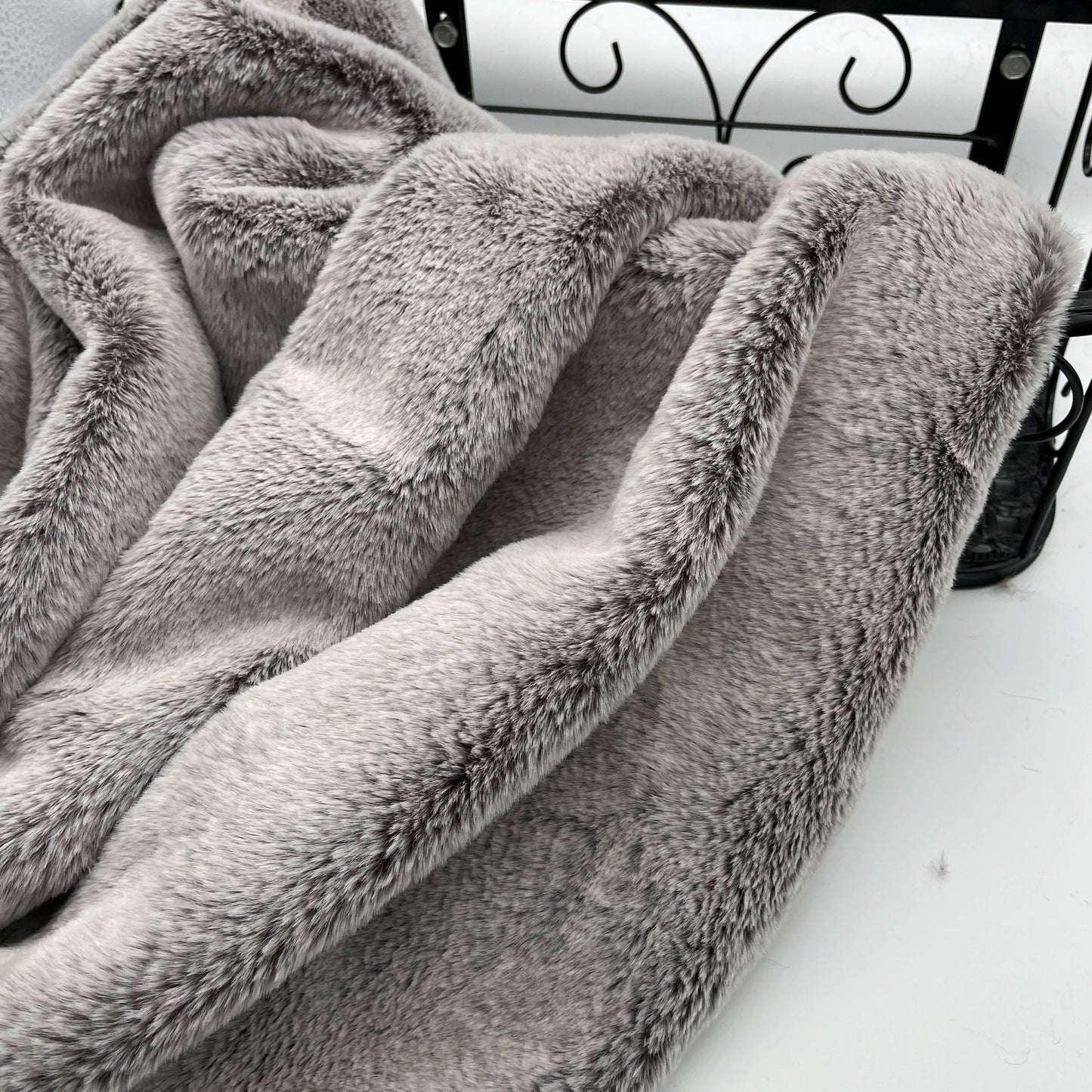 1 cm Haarhöhe Frost auf weißem Gras Weißes spitzes Fell Nachahmung Otter Kaninchenfell Warmer langer Plüschstoff DIY Kleidungsstoff So ist Leben